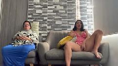 Mi abuela no sabe por que me masturbo mientras ella ve tv